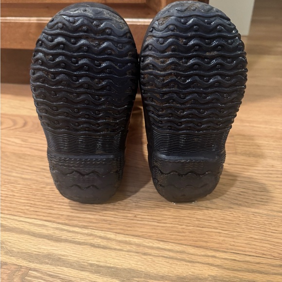 Bogs Kids' Red and Black Peace Rain/Winter Boots - Picture 5 of 6